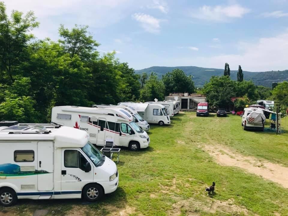 Ieşelniţa Camping In Clisura Dunarii מראה חיצוני תמונה